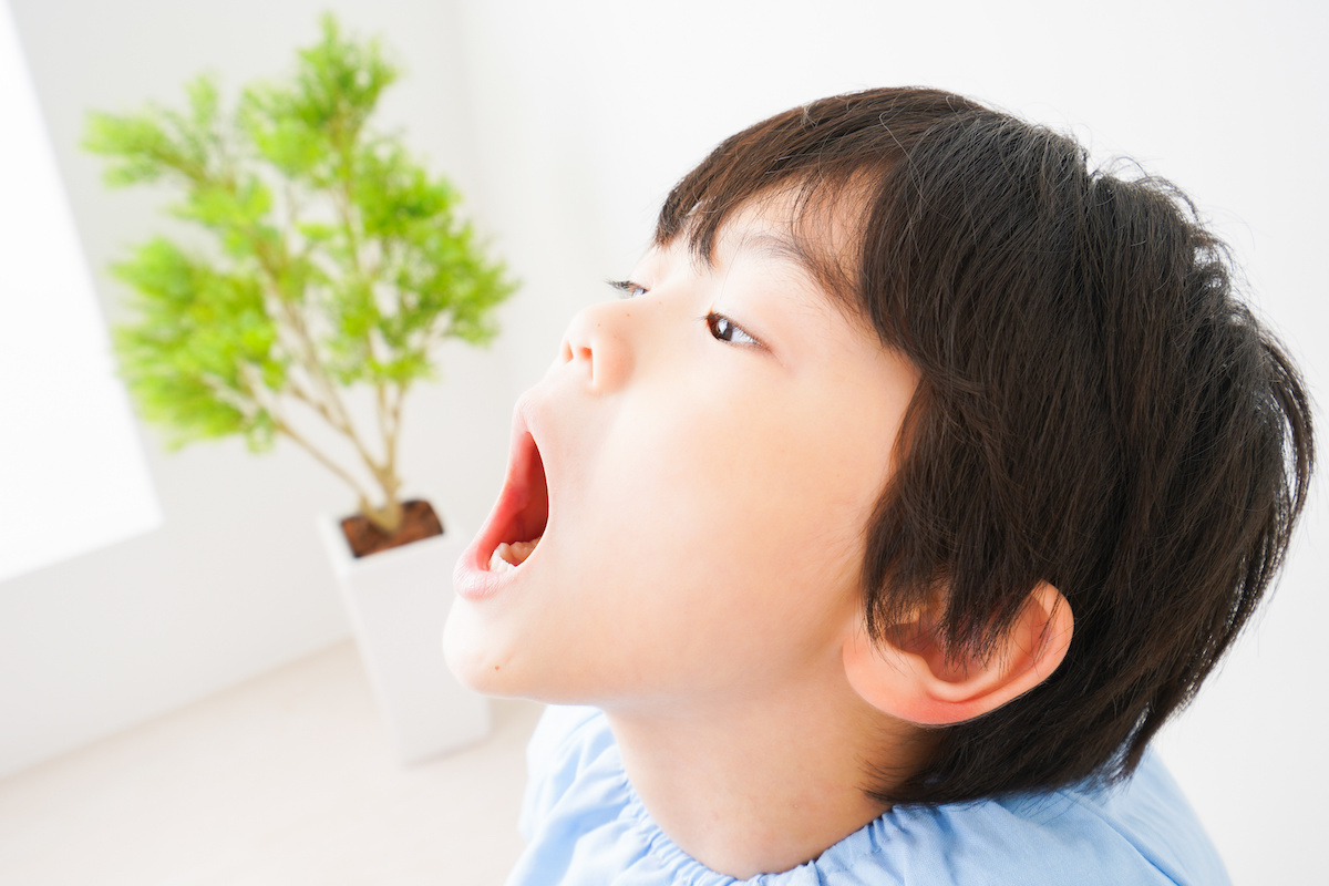 小児矯正の検査を受ける子ども