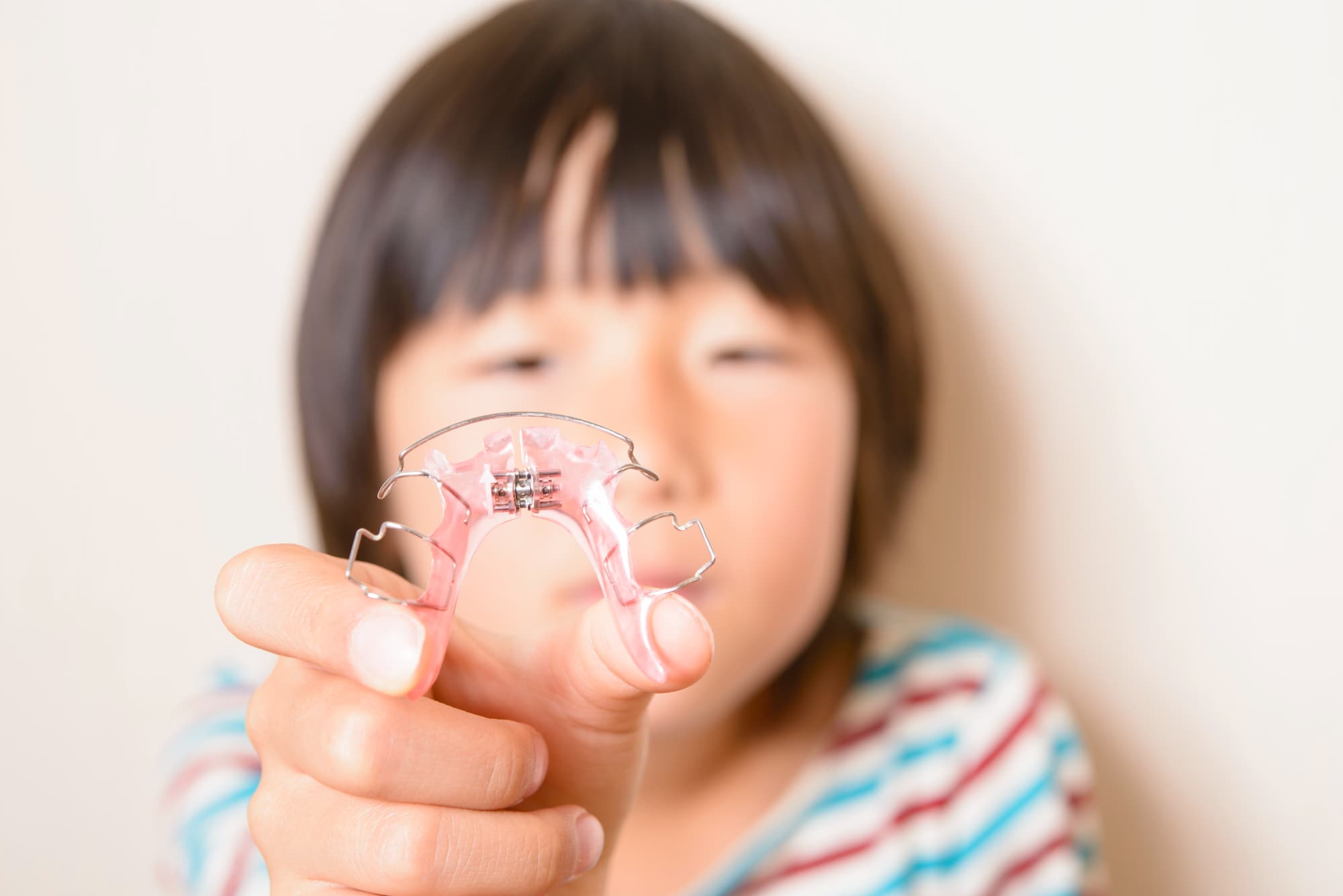 矯正器具を持っている子ども