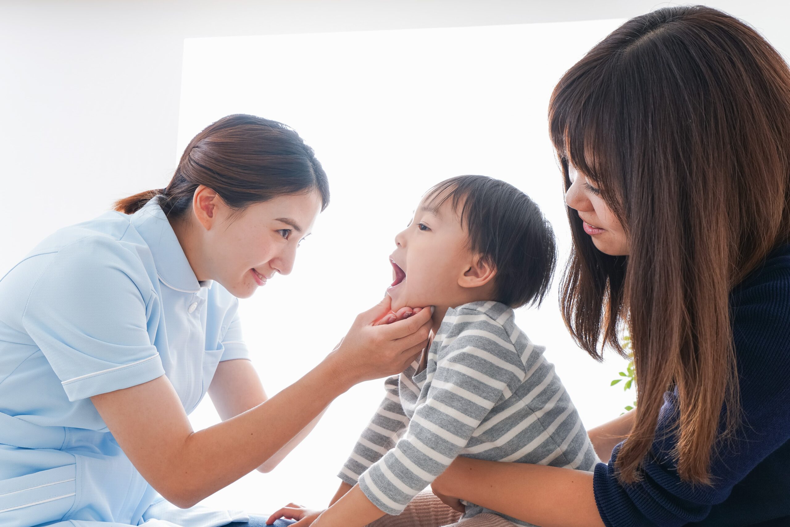 子どもに虫歯がないかのチェックをする歯医者