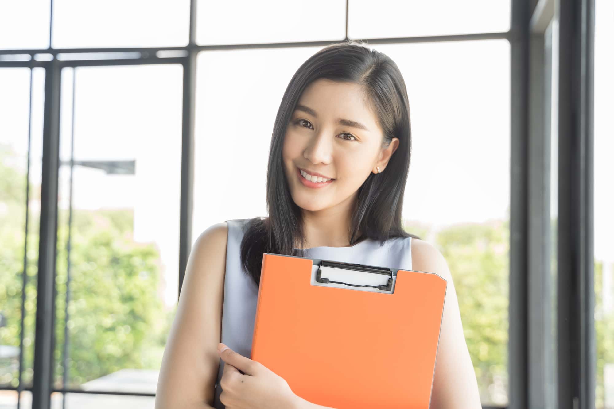 受け口をマウスピース矯正で治して笑顔の女性
