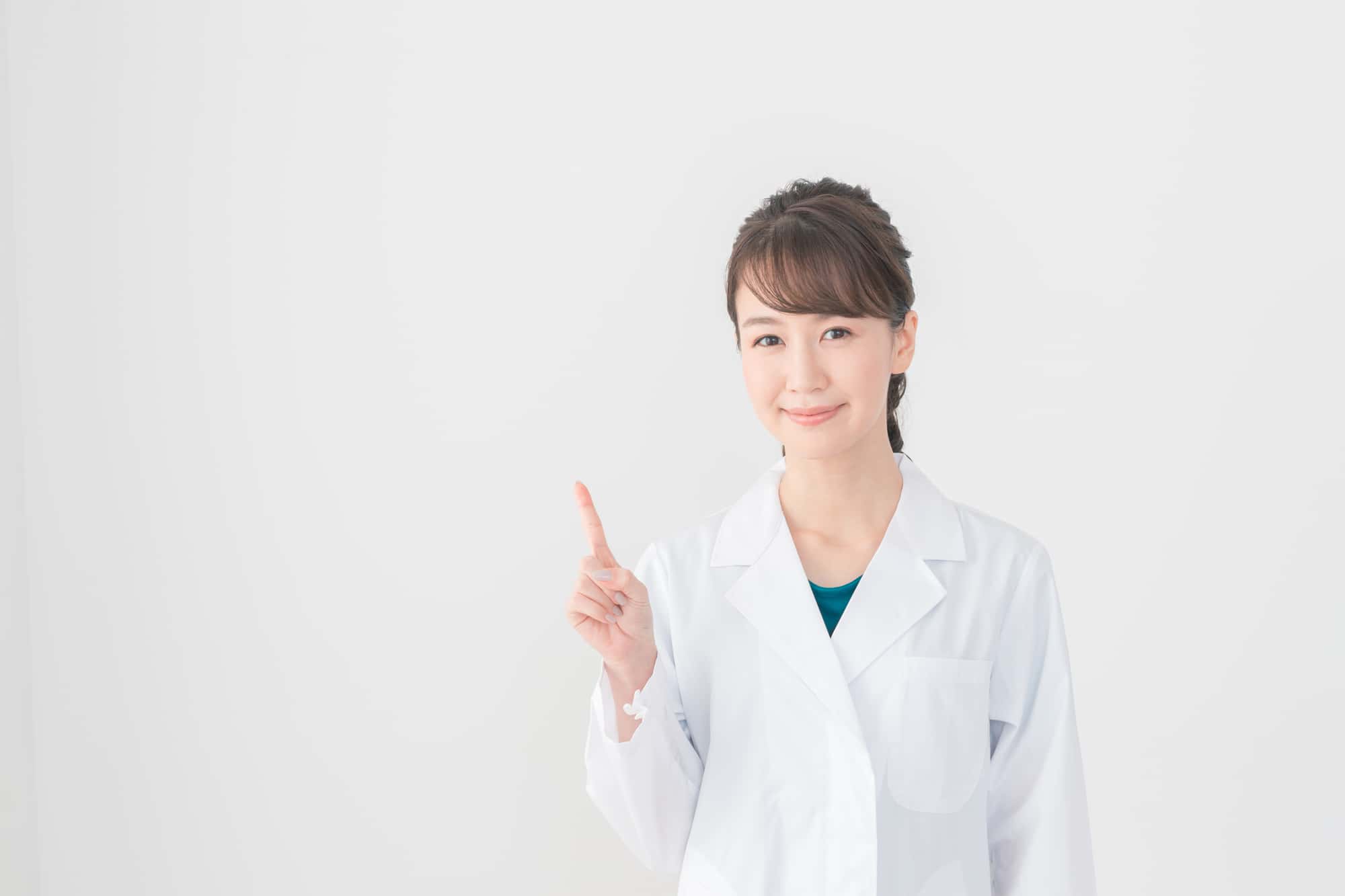 セラミック治療後に虫歯が再発したときの対処方法を説明する歯科医