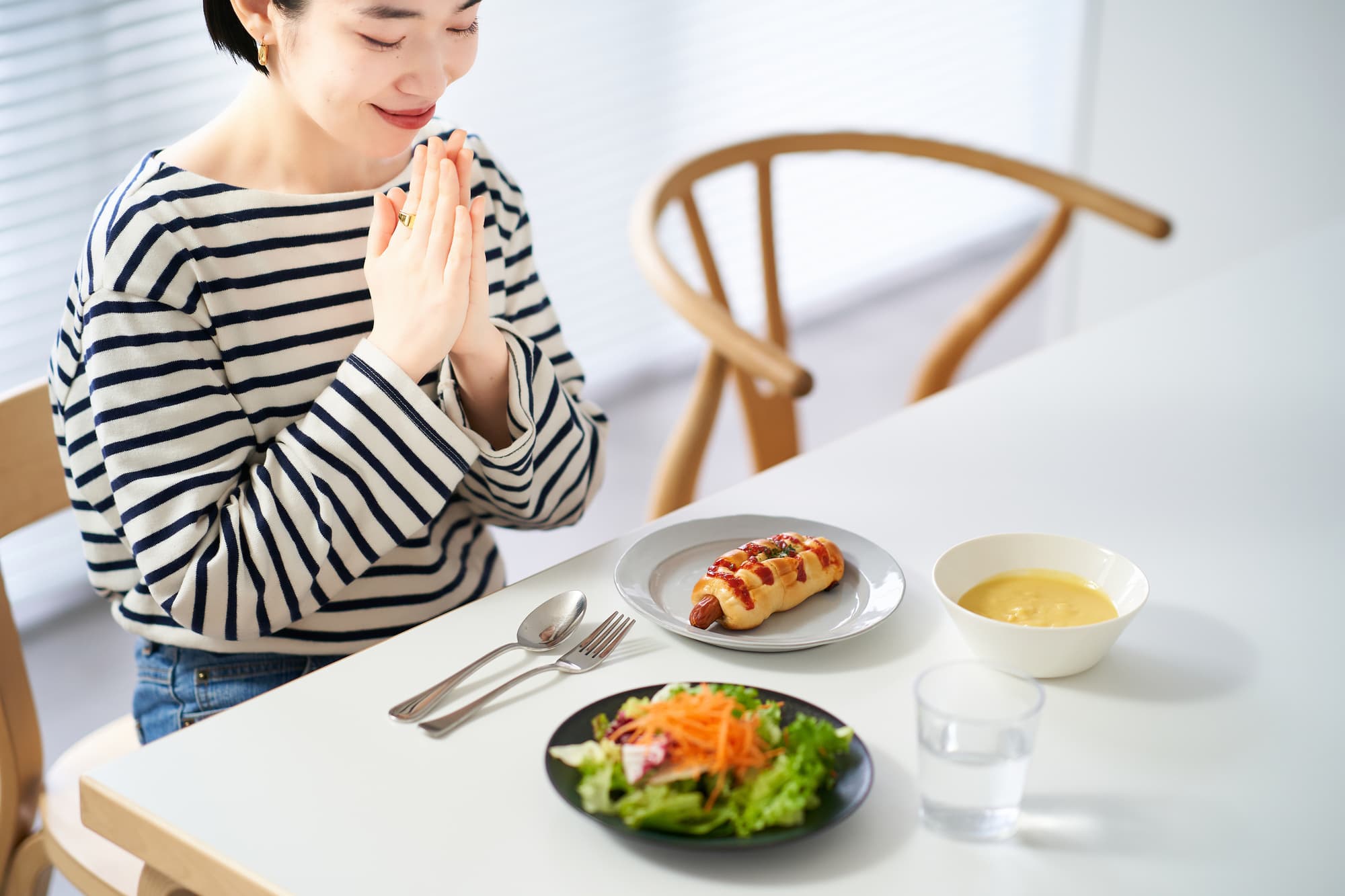 歯周病の進行を抑えるためにバランスの摂れた食事をする女性