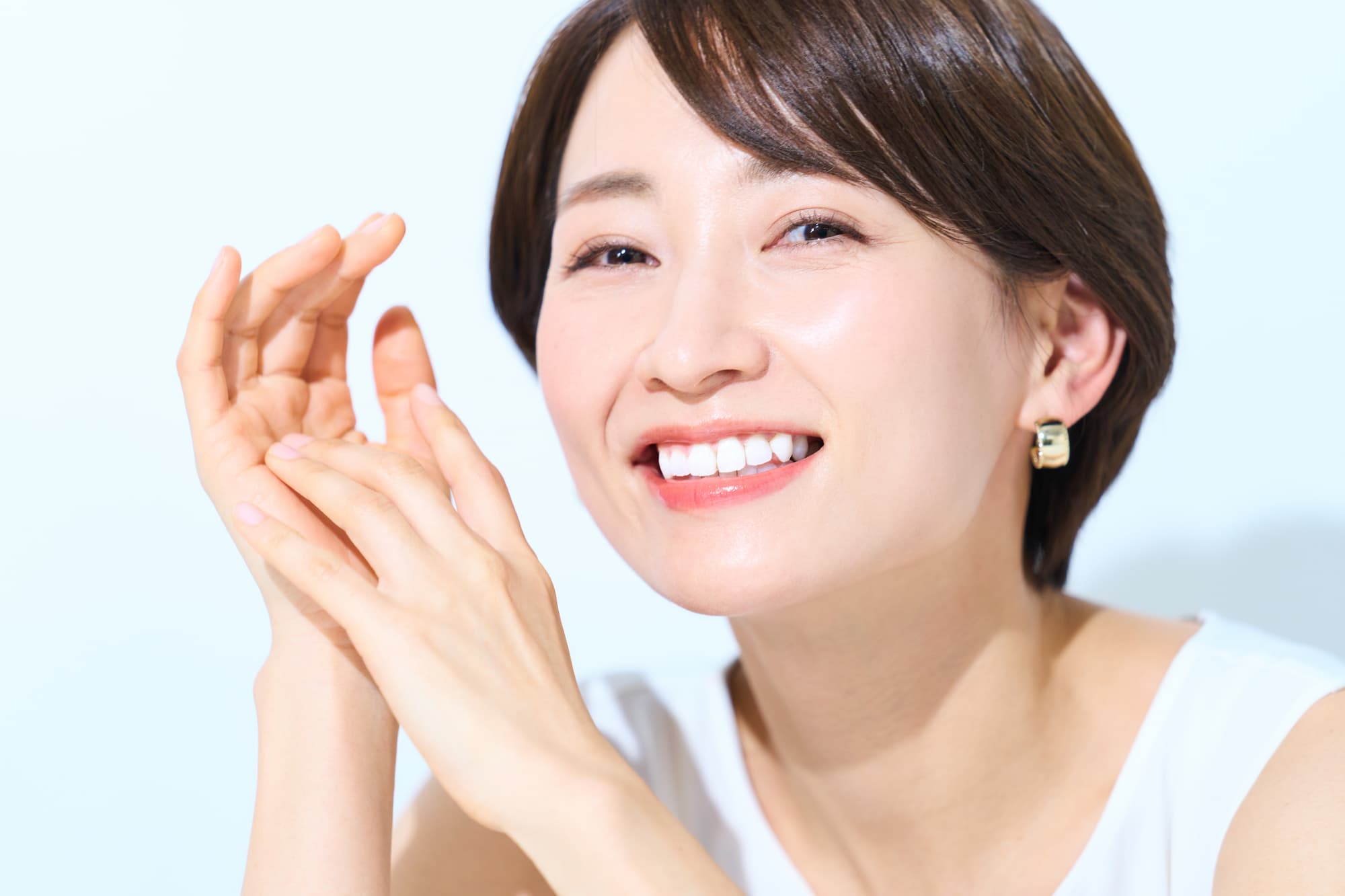 歯周病をケアして健康な歯茎を維持する笑顔の女性
