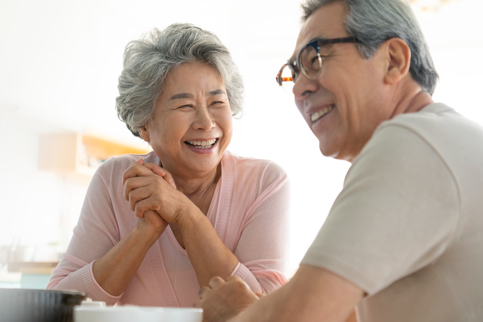 楽しそうに会話する老夫婦