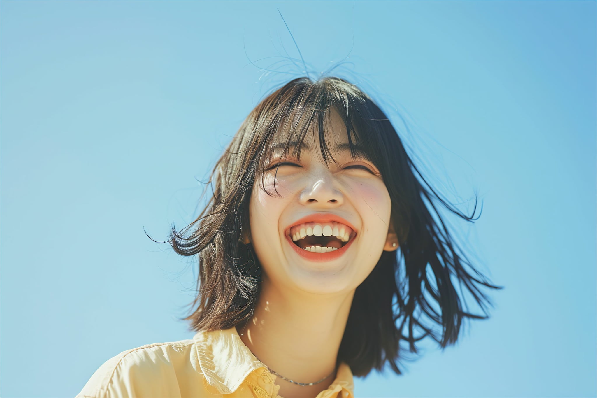 マウスピース矯正で美しい歯並びになった笑顔の女性