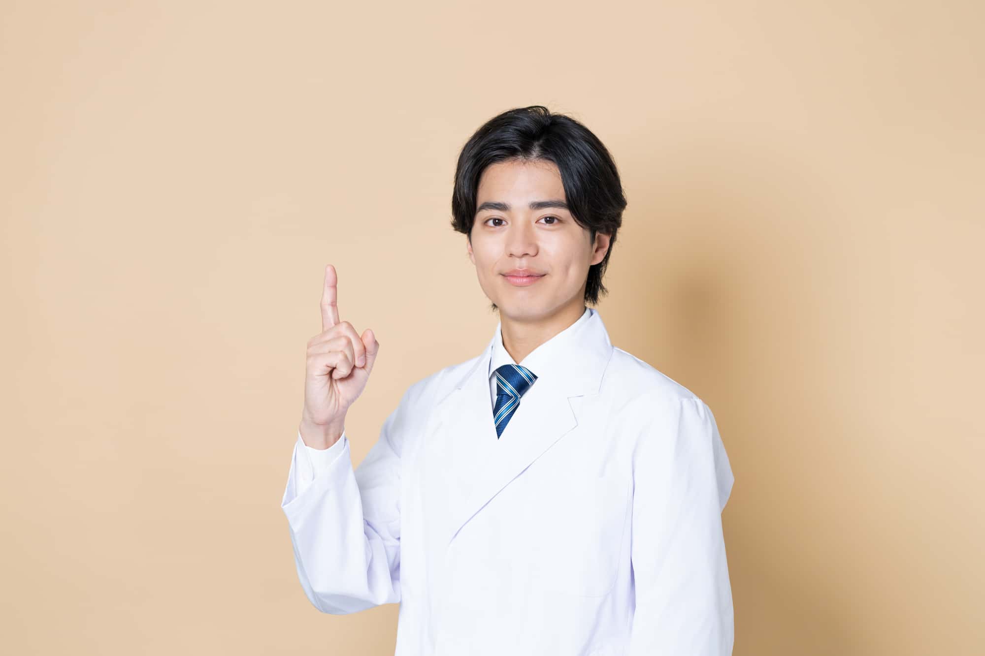 マウスピース矯正中に虫歯になる主な原因について説明する歯科医