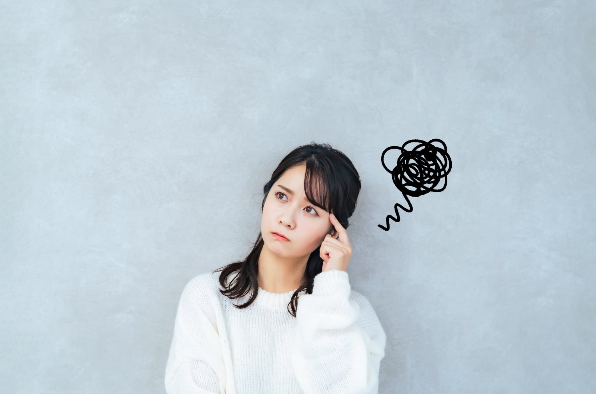 インビザラインは失敗することがあるのか考える女性