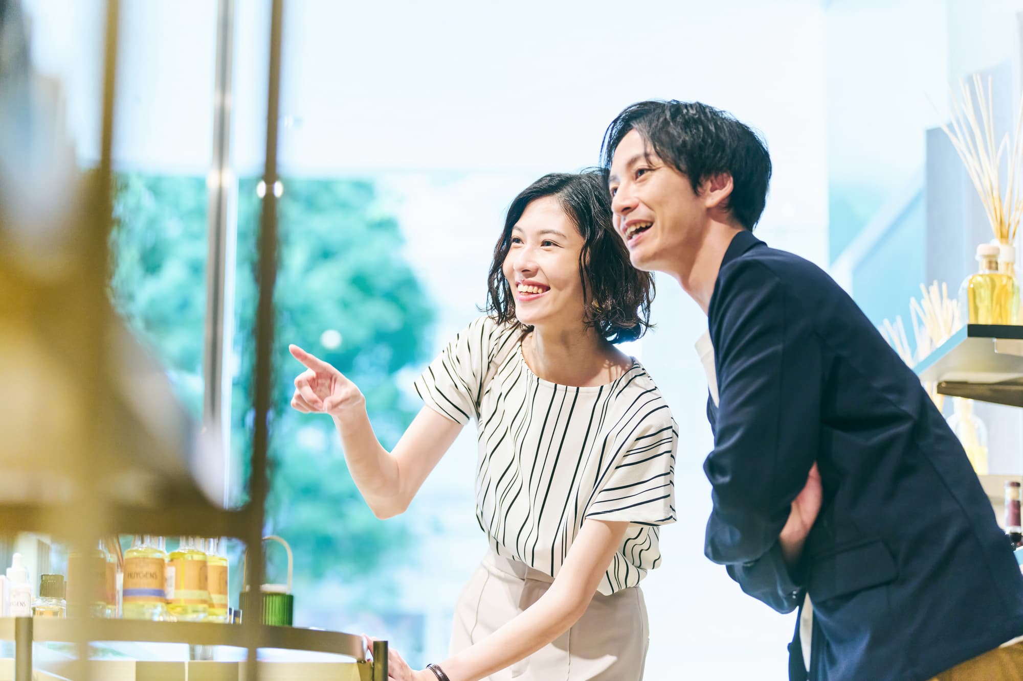 仲良くデートを楽しむ男女