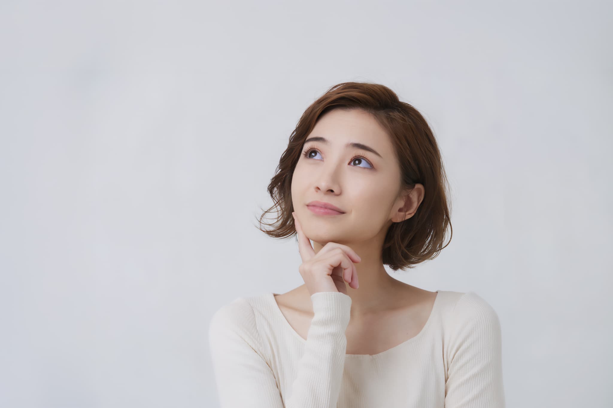 ホワイトニングは保険適用の対象になるのか考える女性