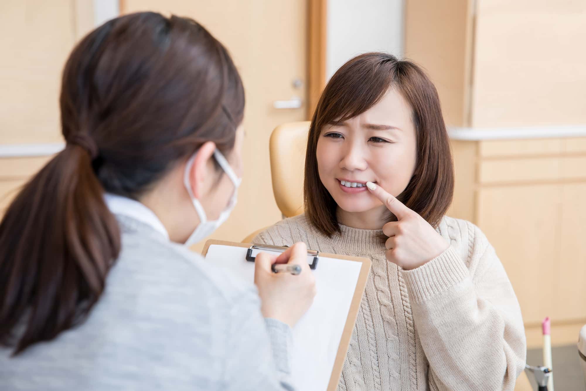 マウスピースが浮いて歯科医院でチェックを受ける患者