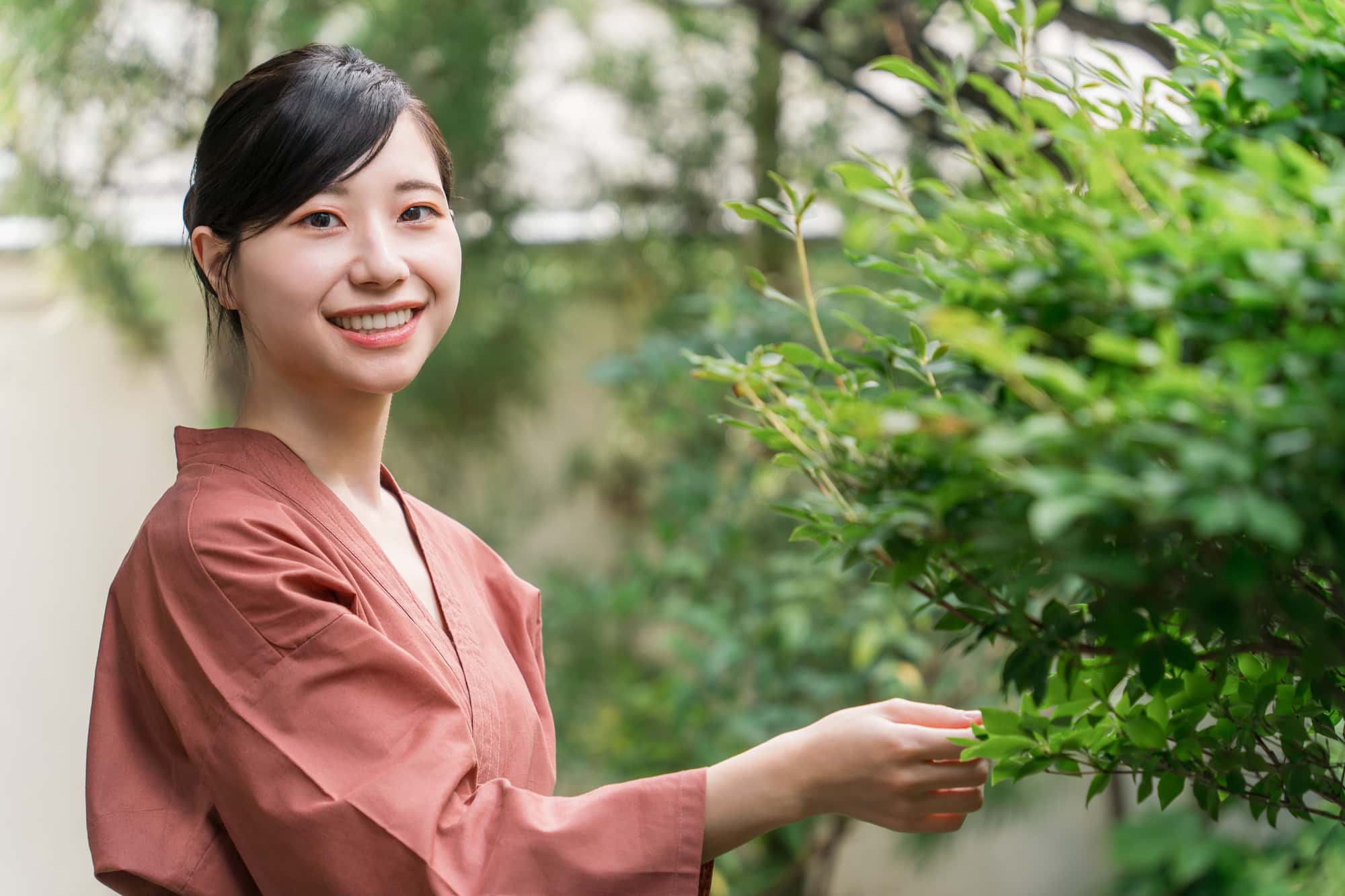 セラミック矯正で出っ歯治療をした笑顔の可愛い女性