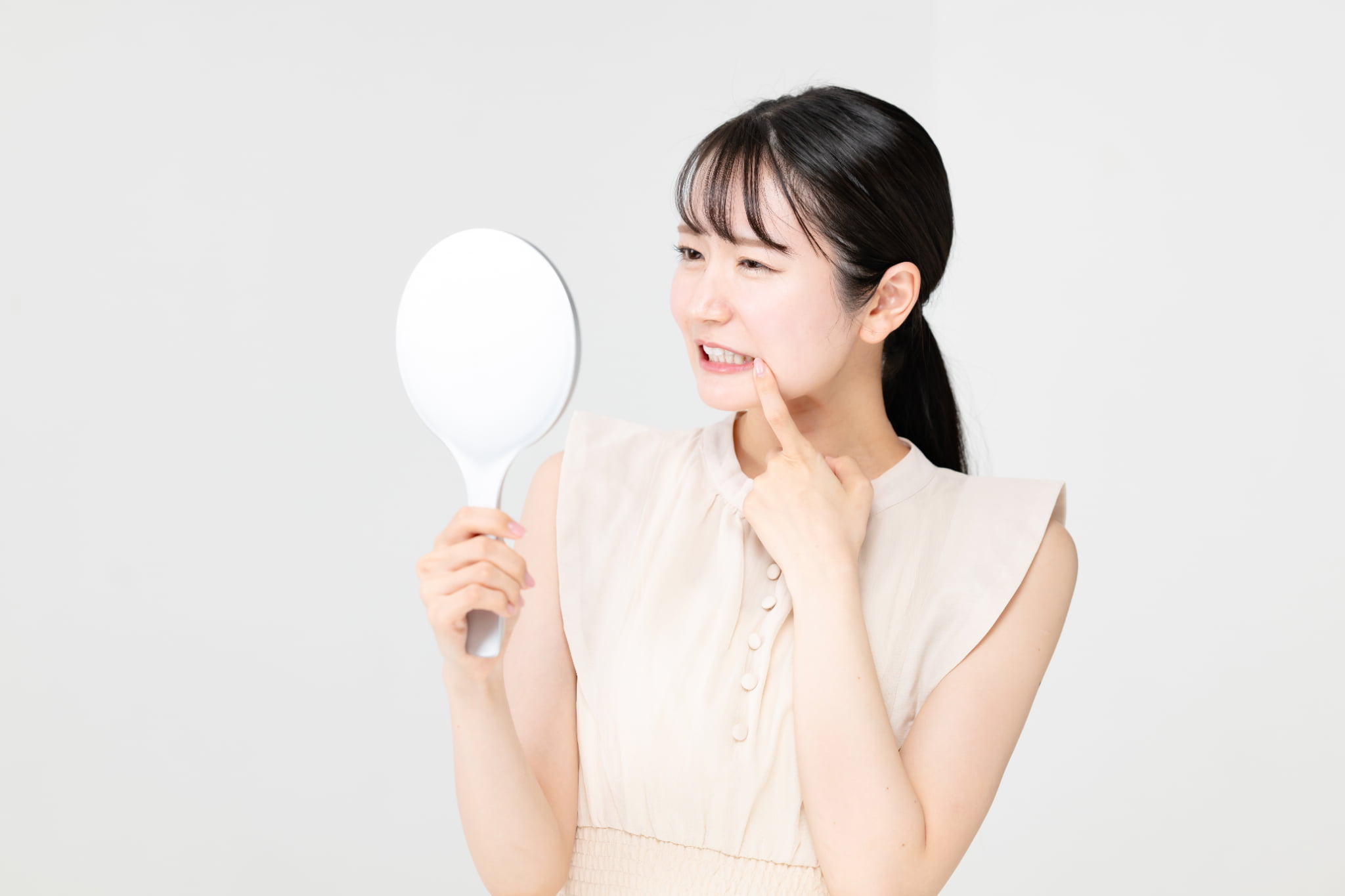 マウスピース矯正中の後戻りを心配する女性