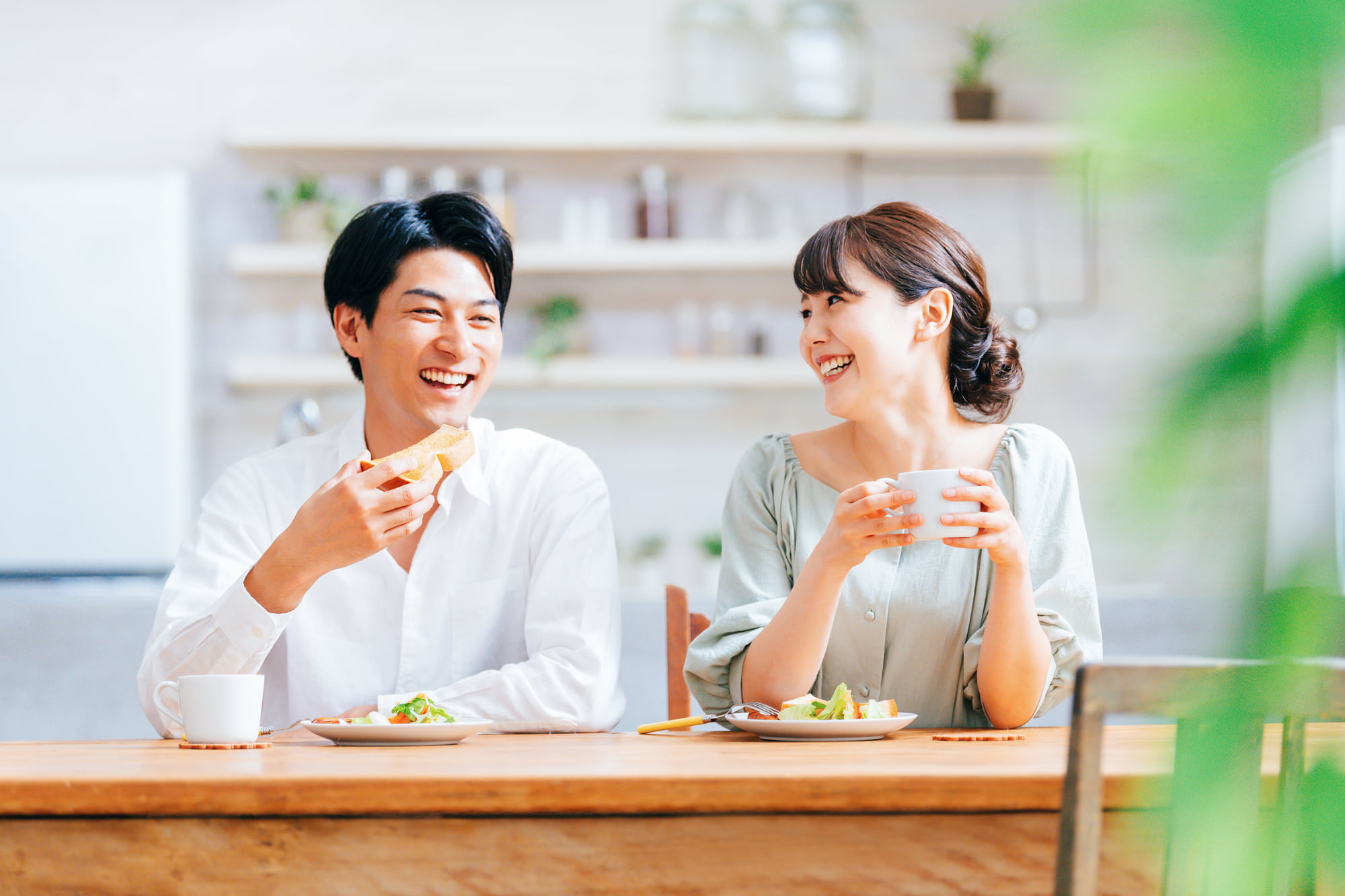 奥歯のインプラント治療が無事に終わり美味しく食事をいただく夫婦