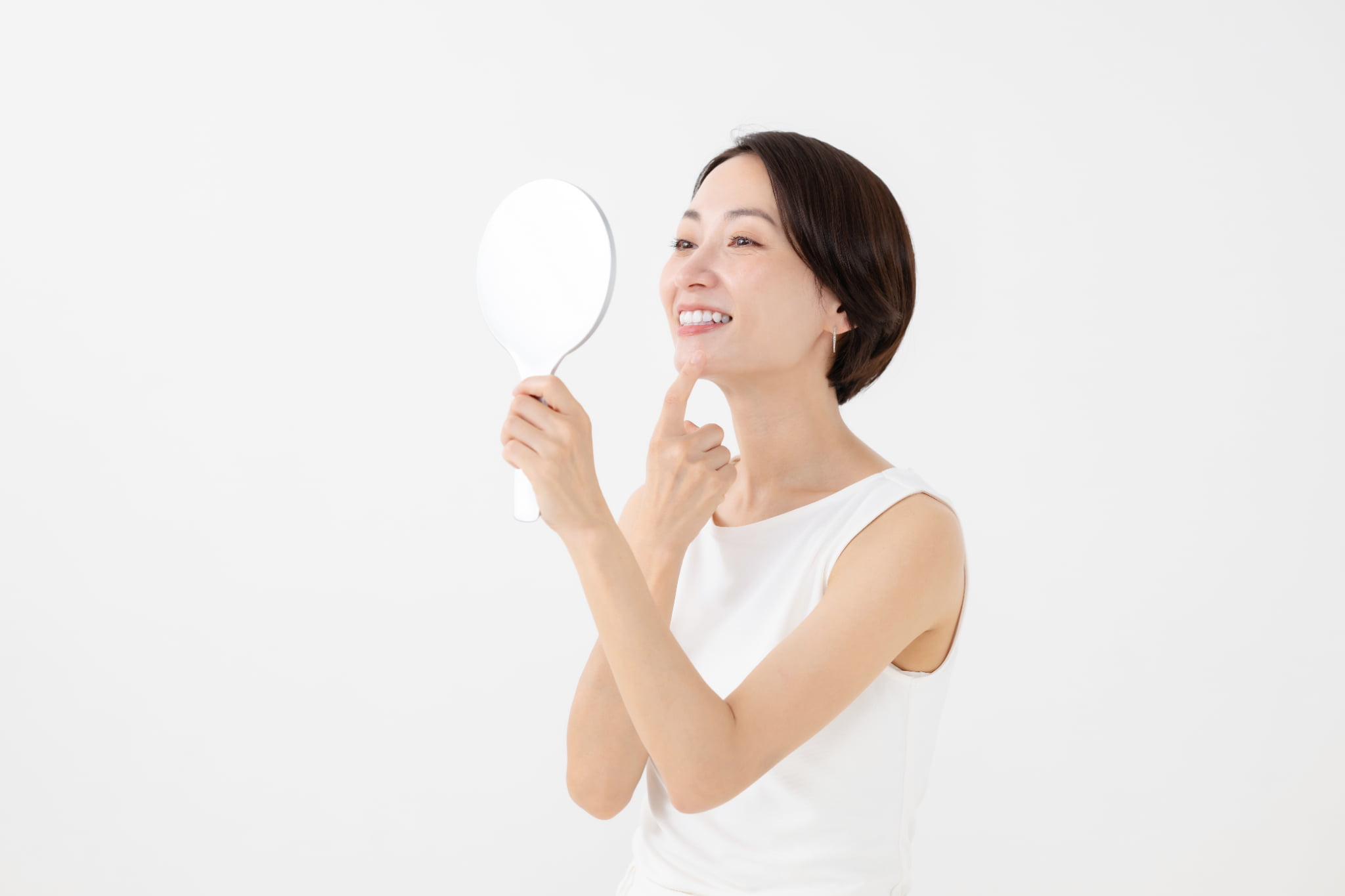 マウスピース矯正後の後戻りを予防し歯列が整った笑顔の女性