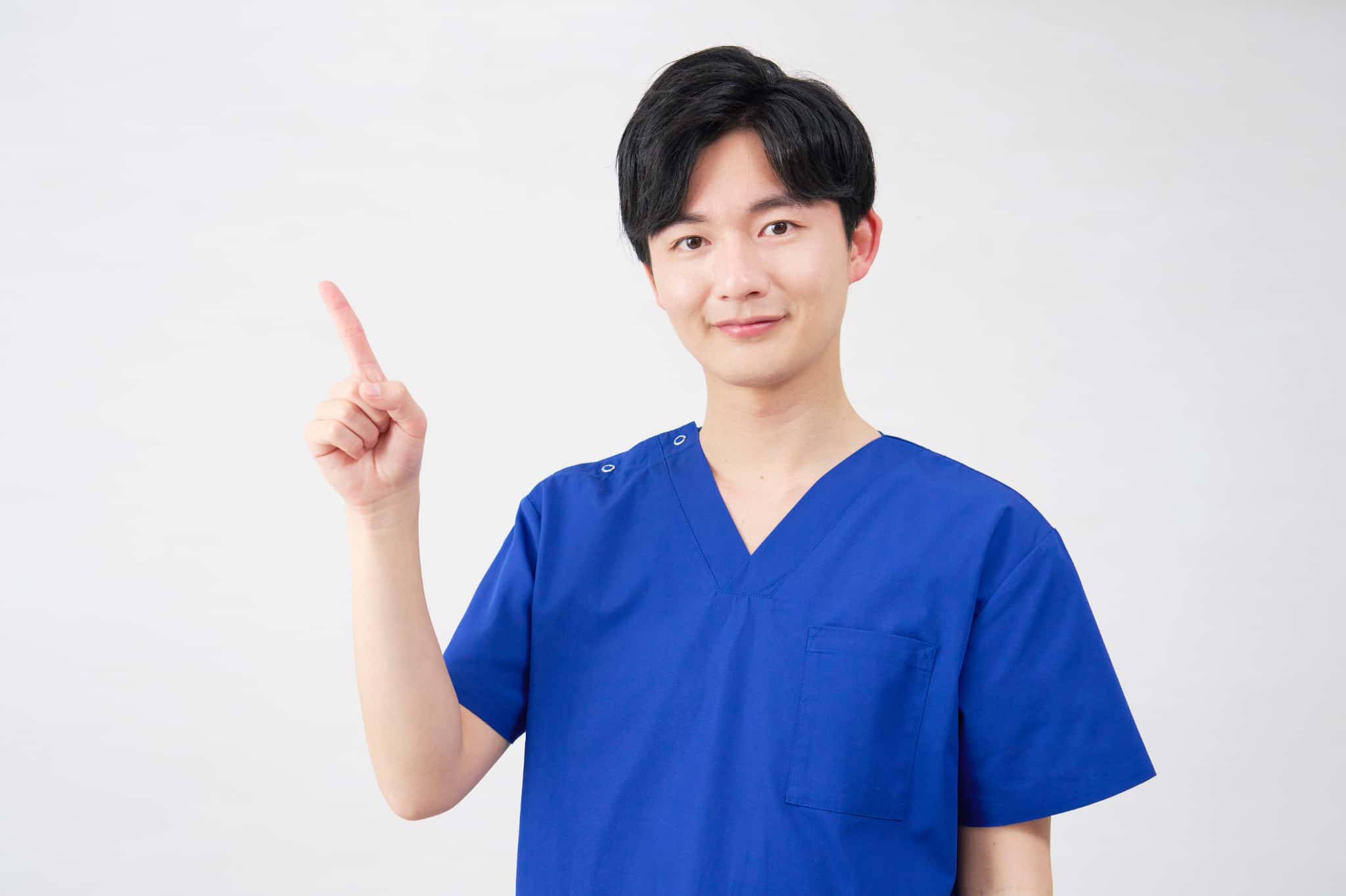 部分入れ歯のメリットと注意点について説明する歯科医