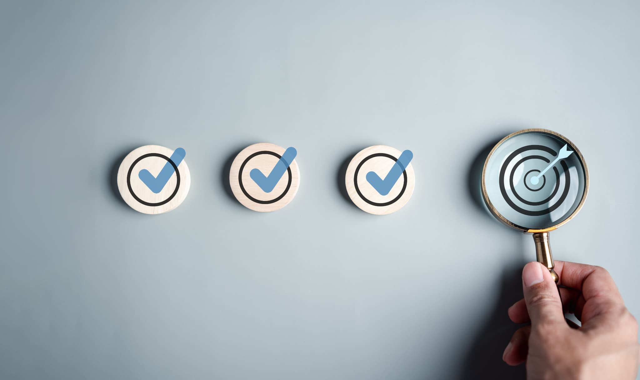 インプラントにメンテナンスが必要な理由をチェックするイメージ