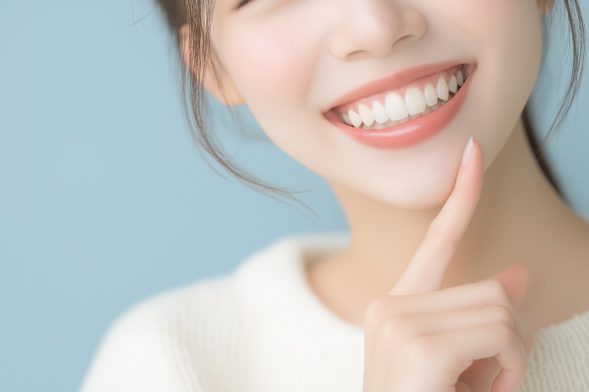 前歯をセラミックにし笑顔に自信が出た女性