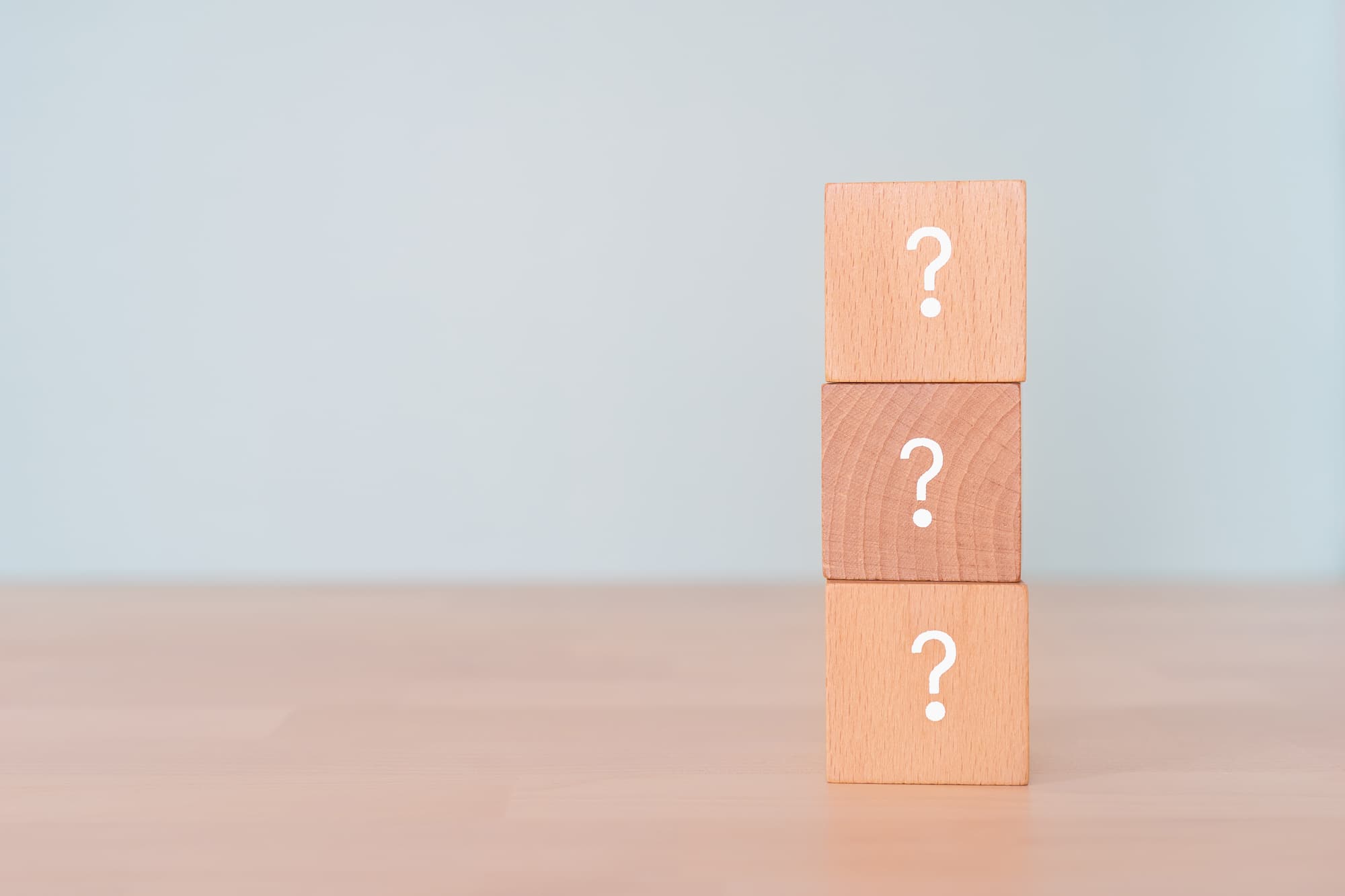三段積み重ねたクエスチョンマークが描かれたブロック