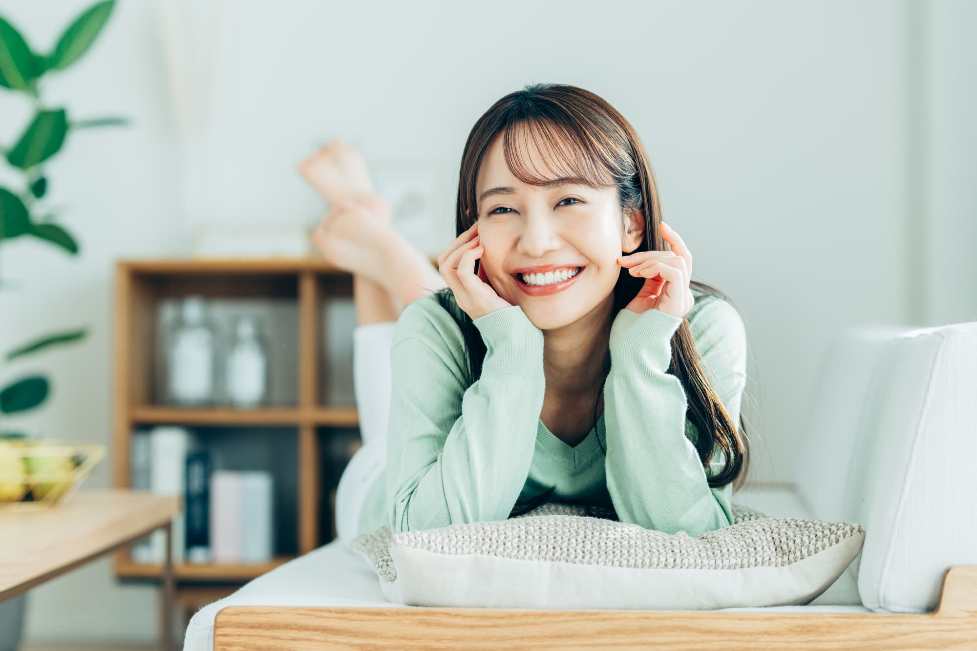 矯正後の後戻りを防いで綺麗な歯並びを手に入れた女性