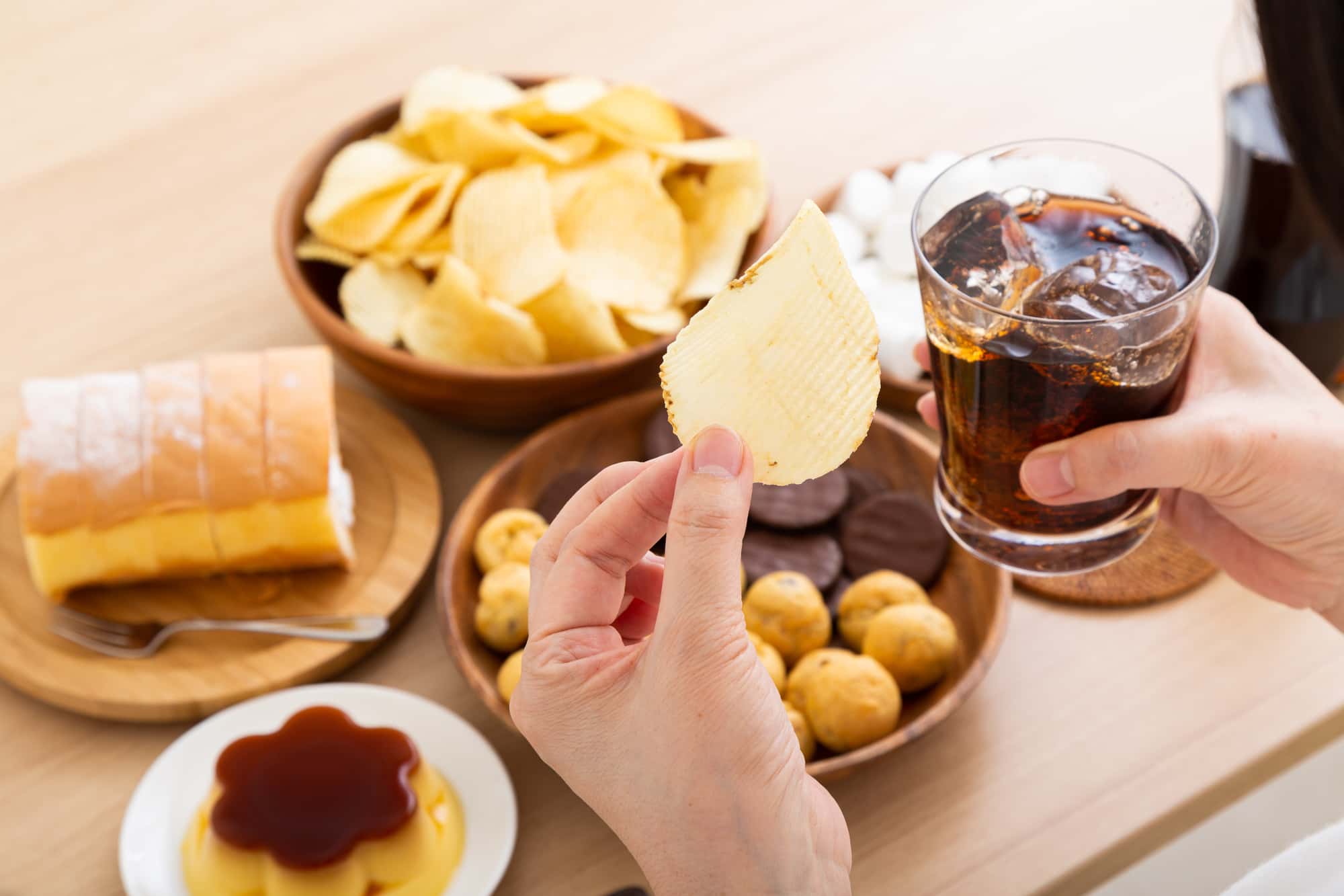 甘いお菓子や炭水化物を食べているイメージ