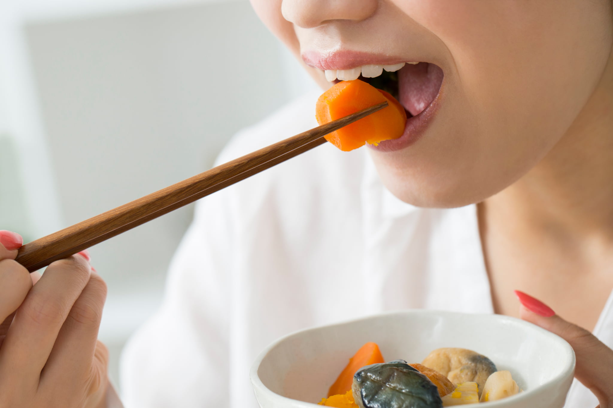 和食を食べている口元のイメージ