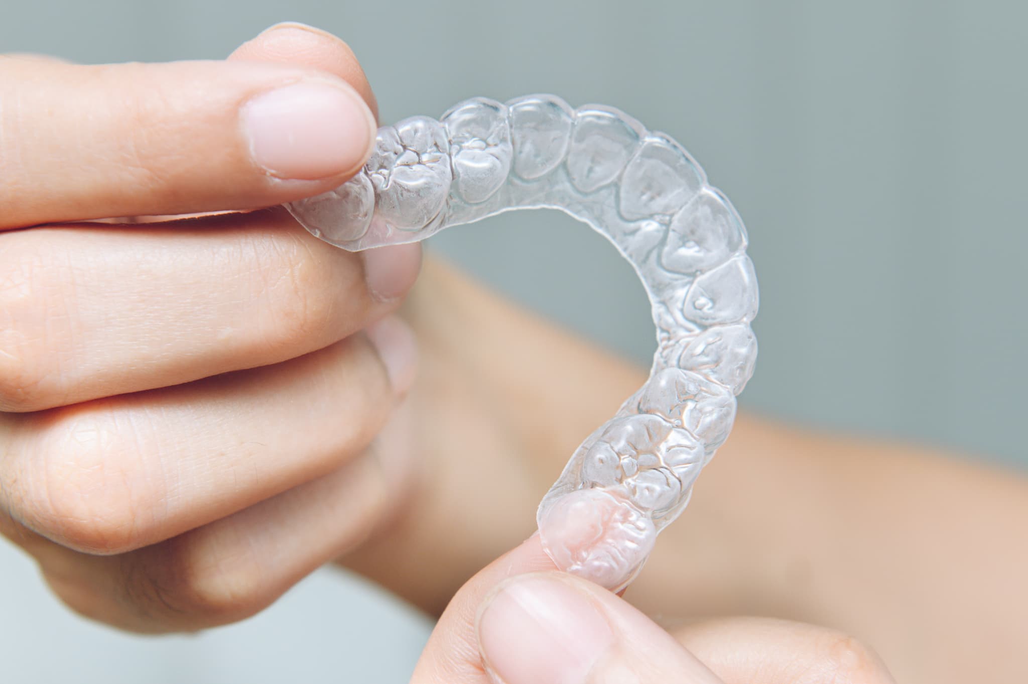 リテーナーを持つ手元