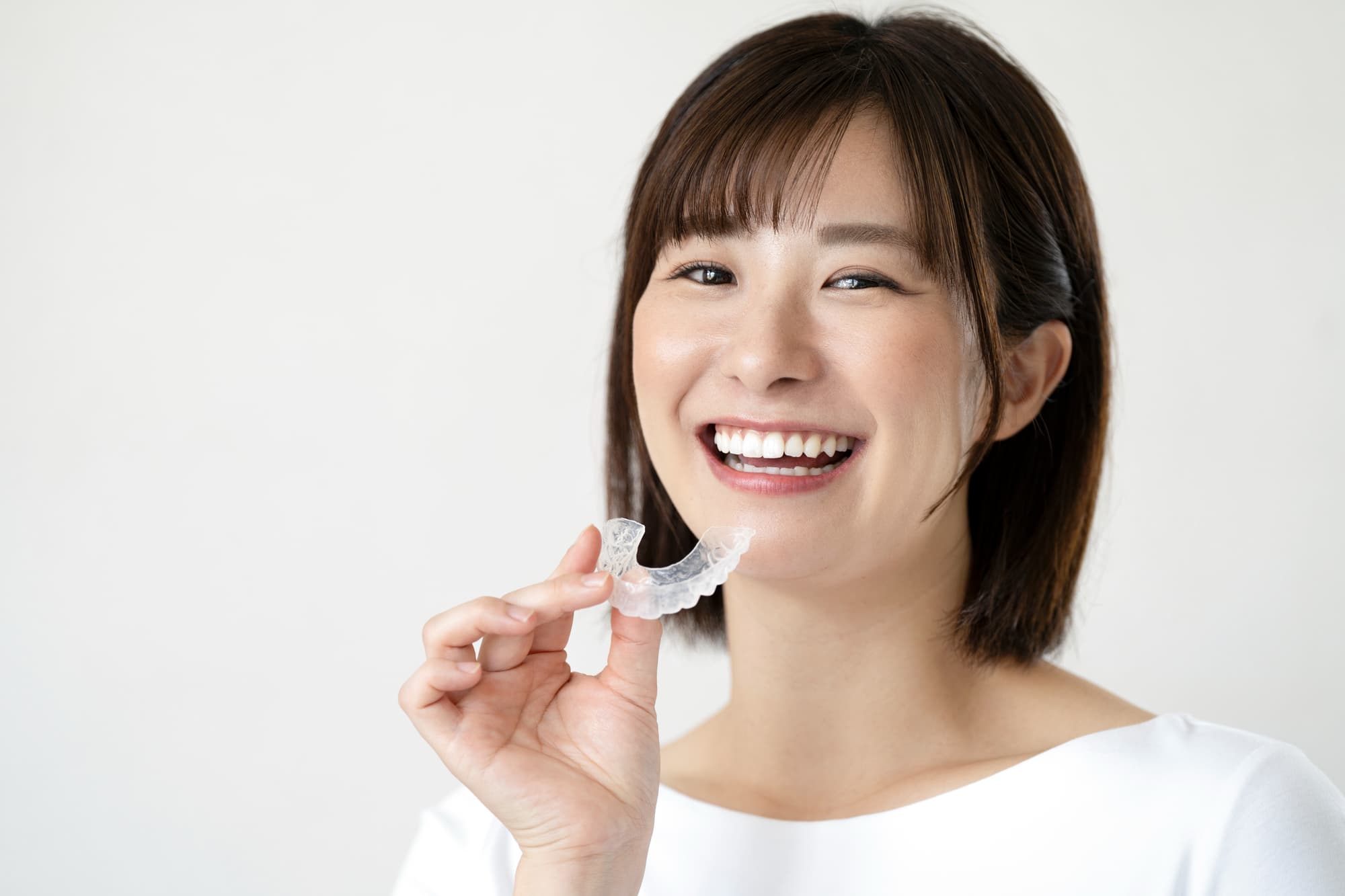 マウスピース矯正をしている笑顔の女性