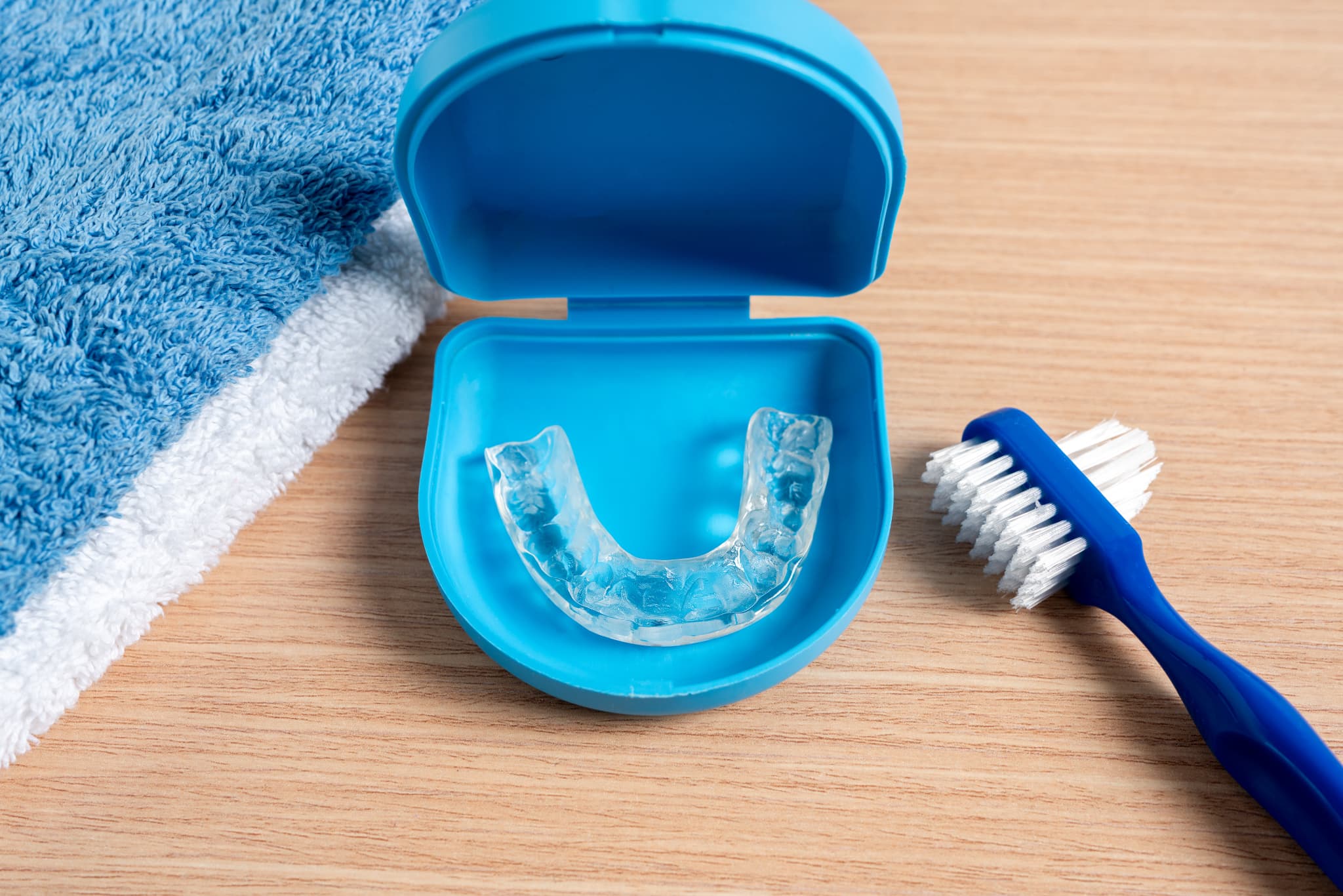 ケースに入ったマウスピースと歯ブラシ
