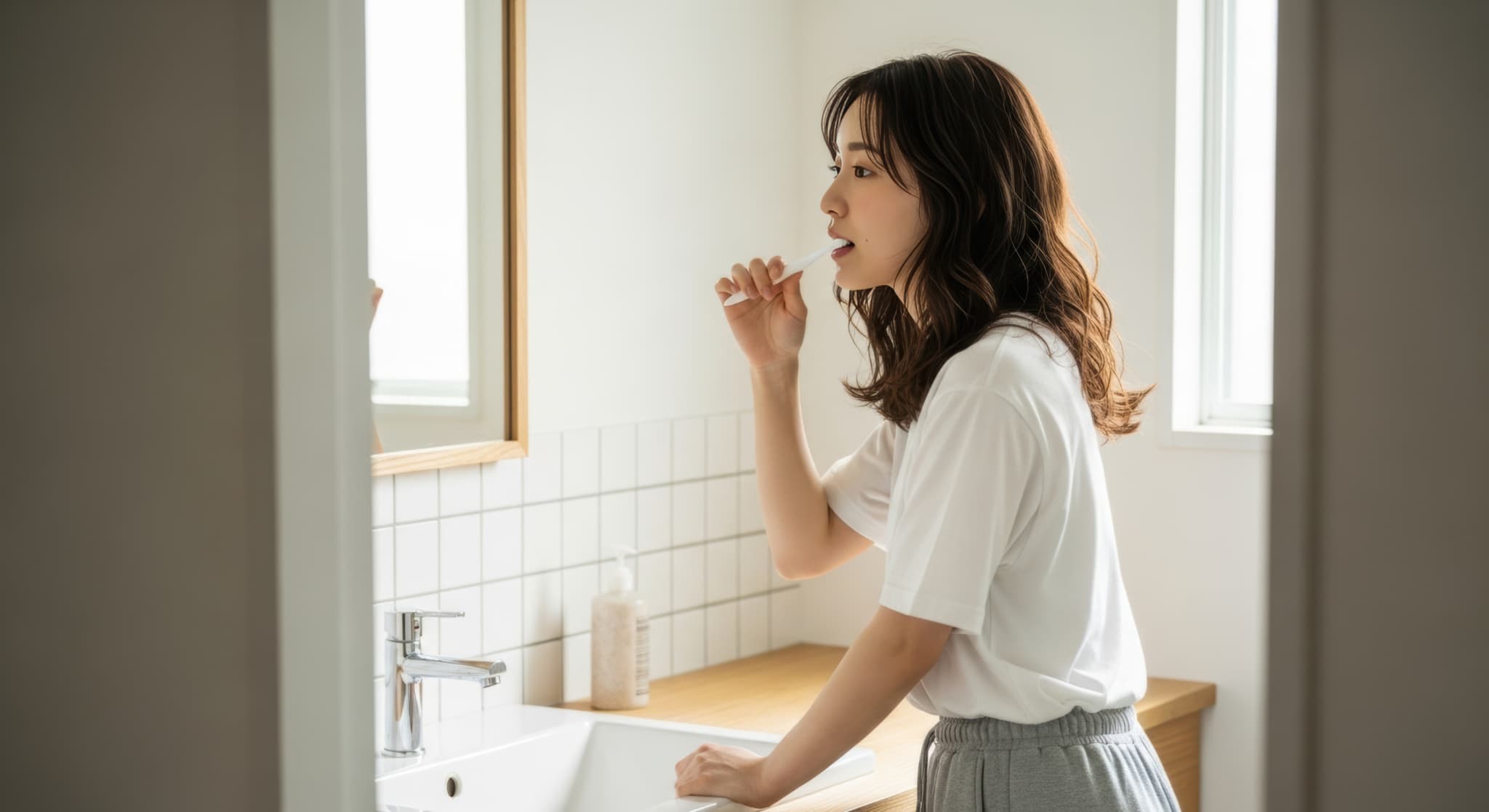 優しく歯磨きをして口腔内を清潔に保つ女性