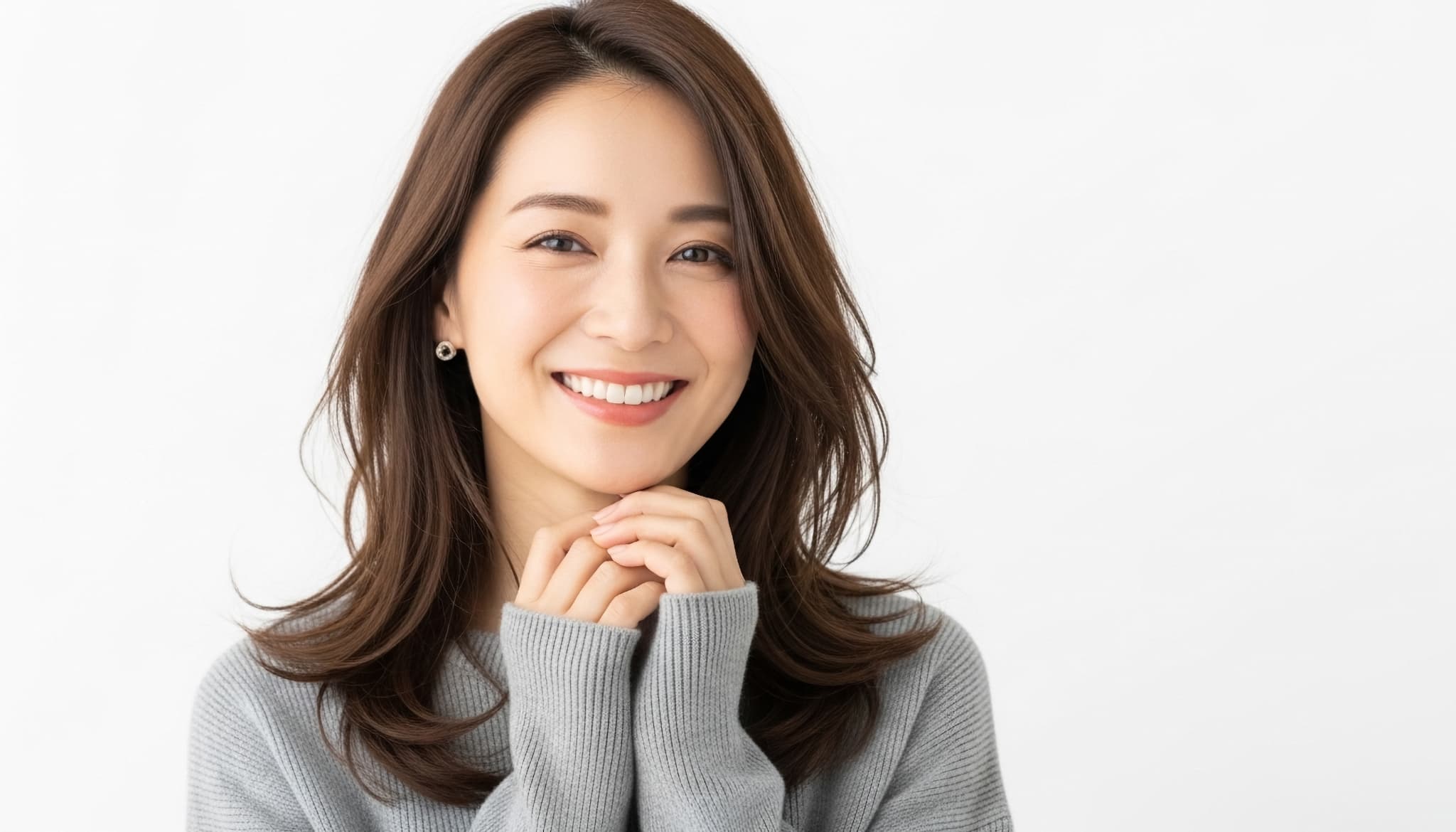 インプラントにした歯を見せて笑う女性