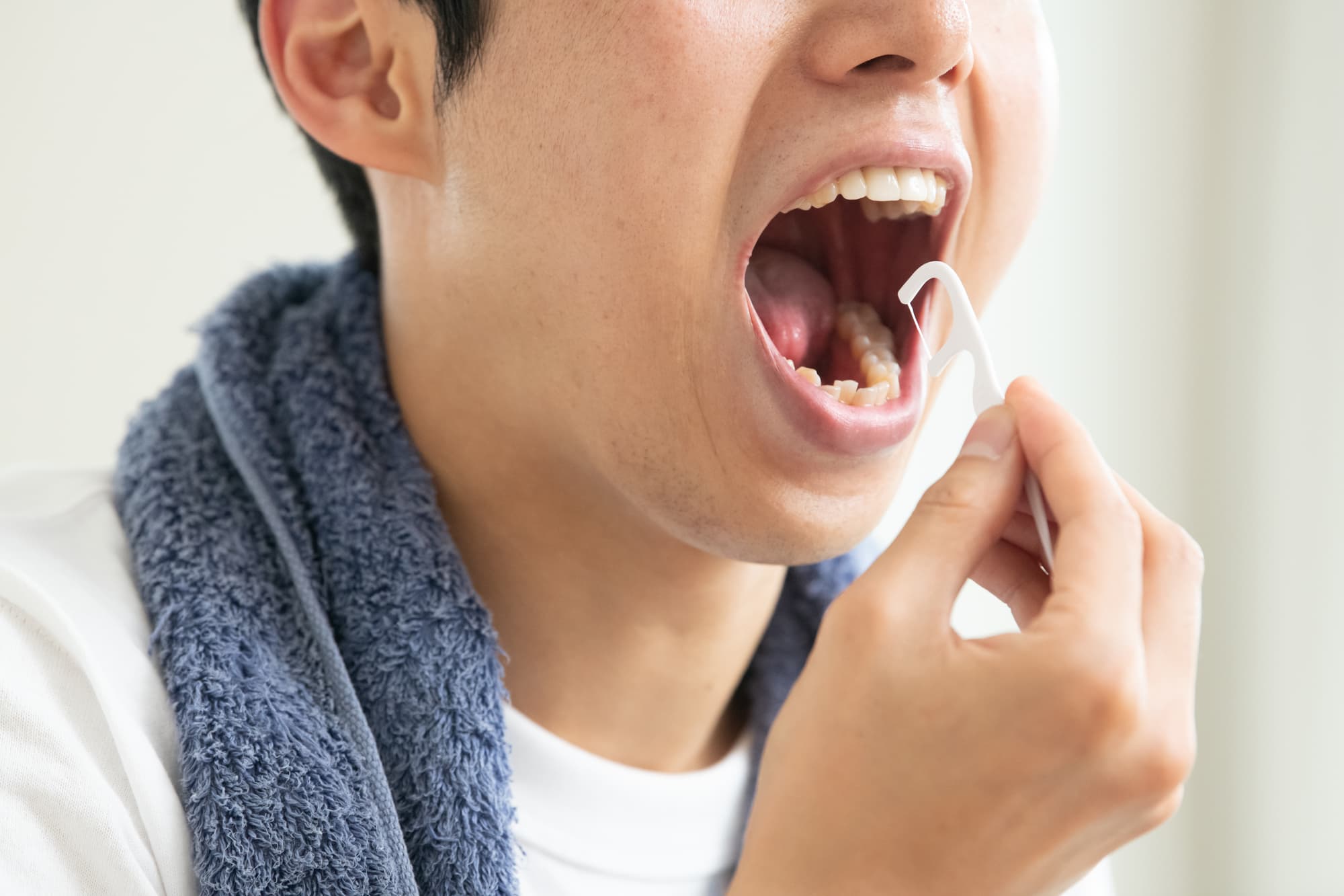 デンタルフロスで口腔ケアをする様子