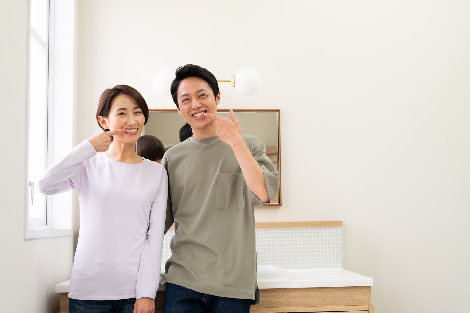 毎日のケアとメンテナンスで健康な歯を保つ夫婦