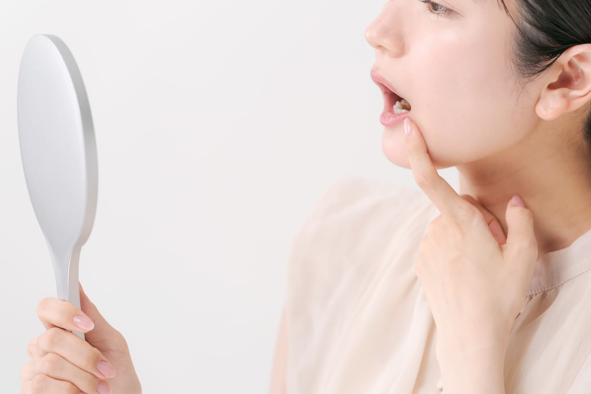 セラミックの歯が取れた部分を確認する様子