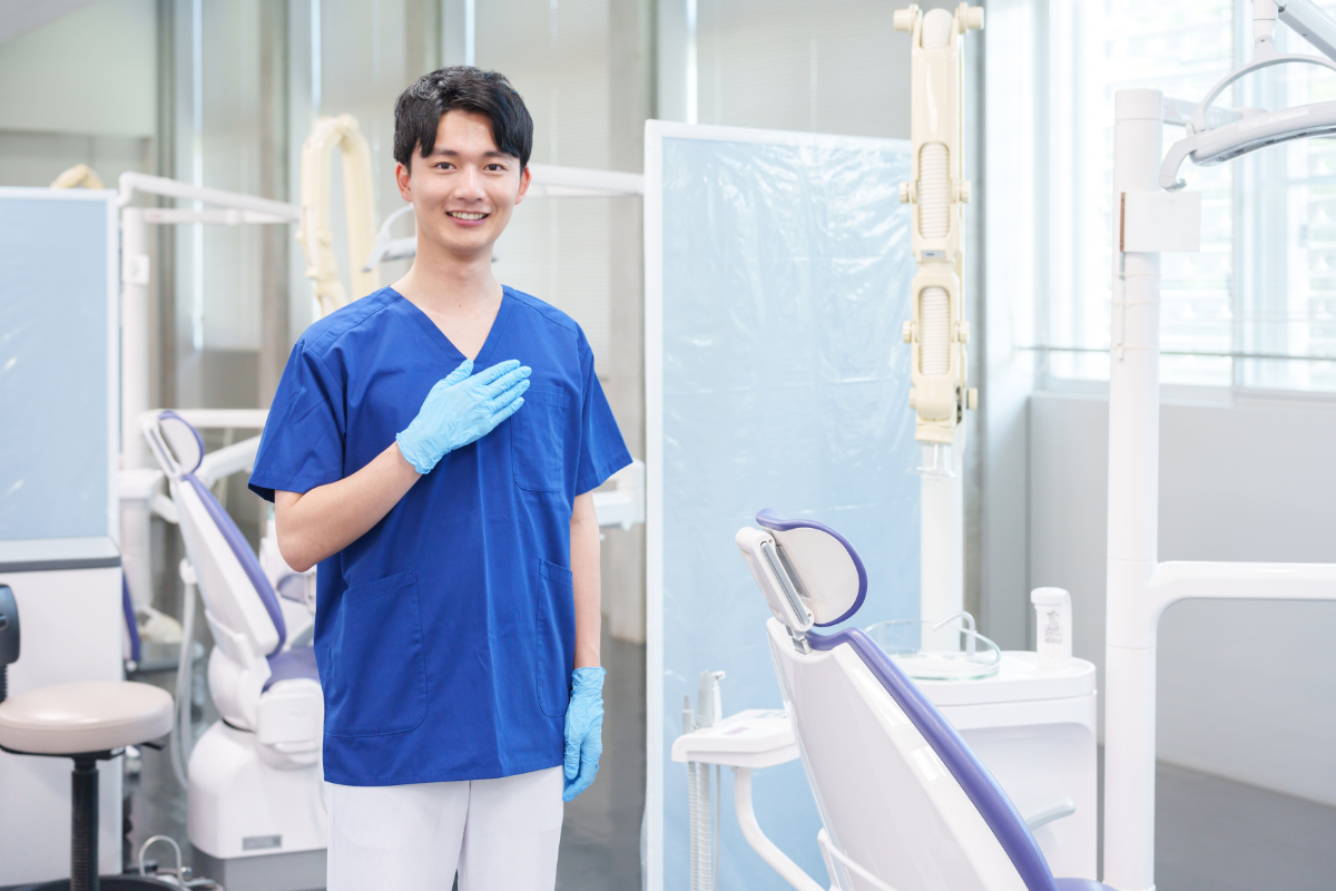 インプラントのやり直しの流れを説明する歯科医師