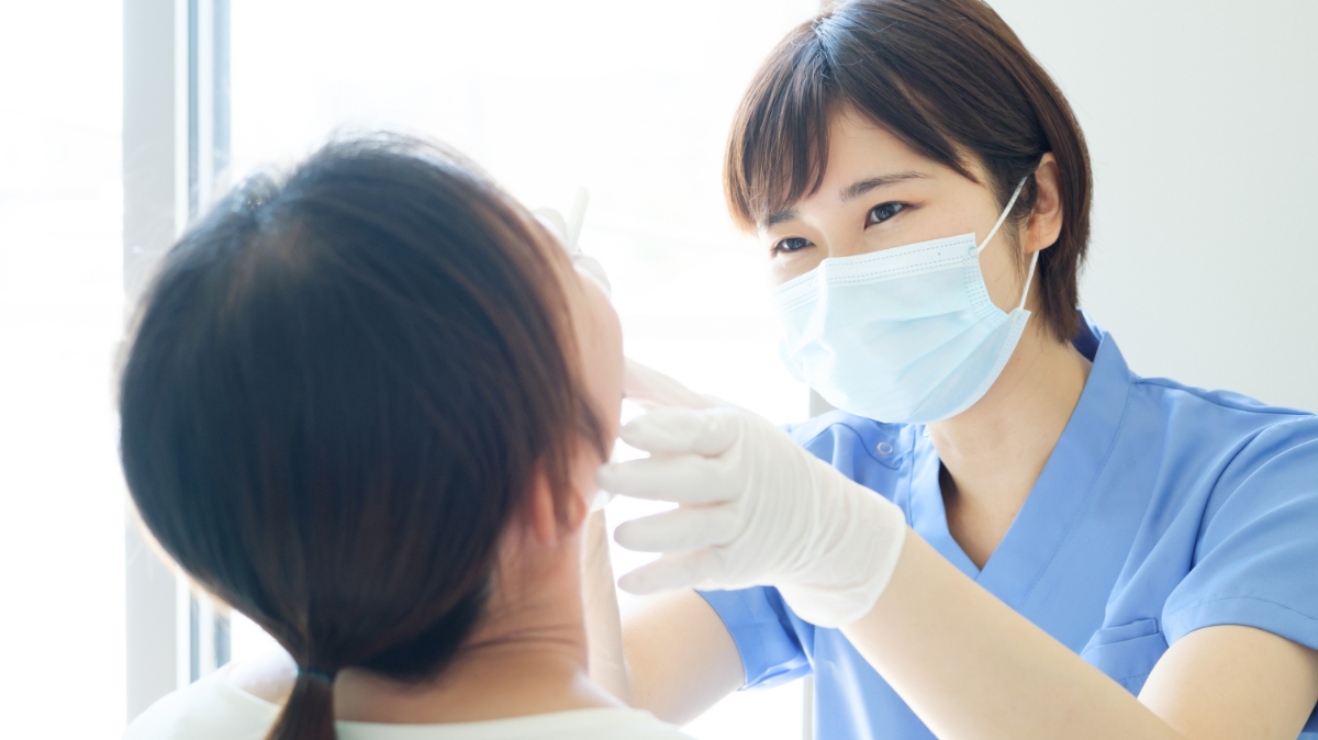 矯正中に虫歯ができたときの対処をしている歯科医師