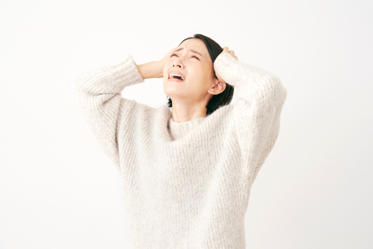 子どもの口呼吸がもたらす悪影響に頭を抱える女性