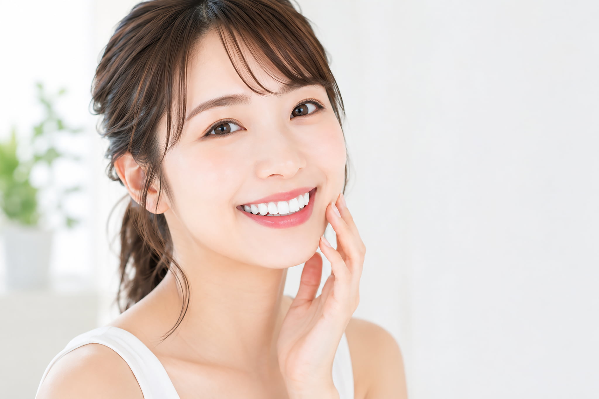 綺麗な歯を見せて笑う女性