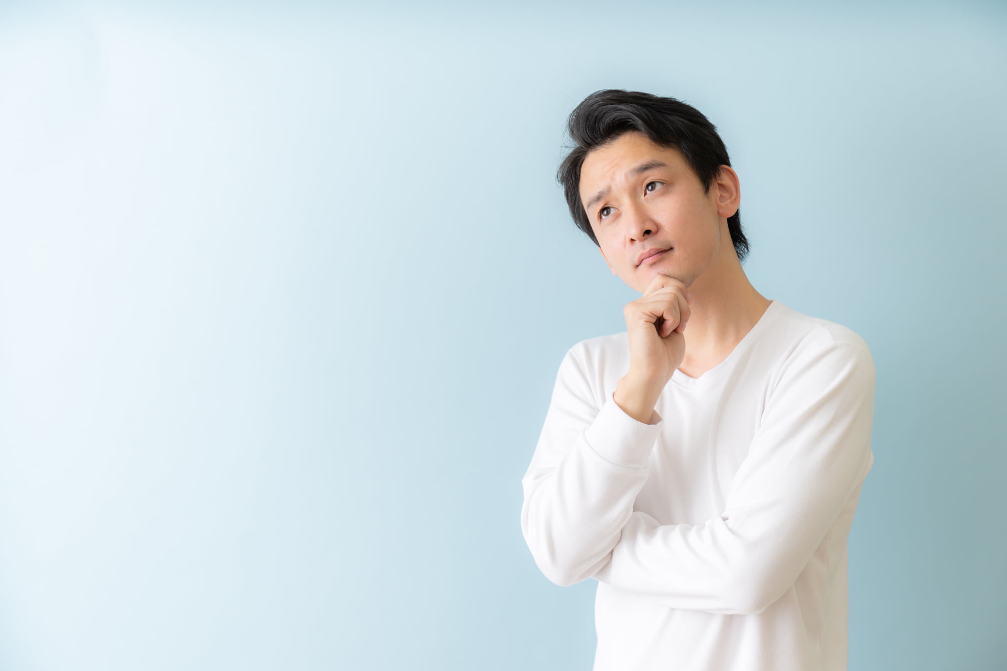 オールセラミックは保険適用されるのか考える男性