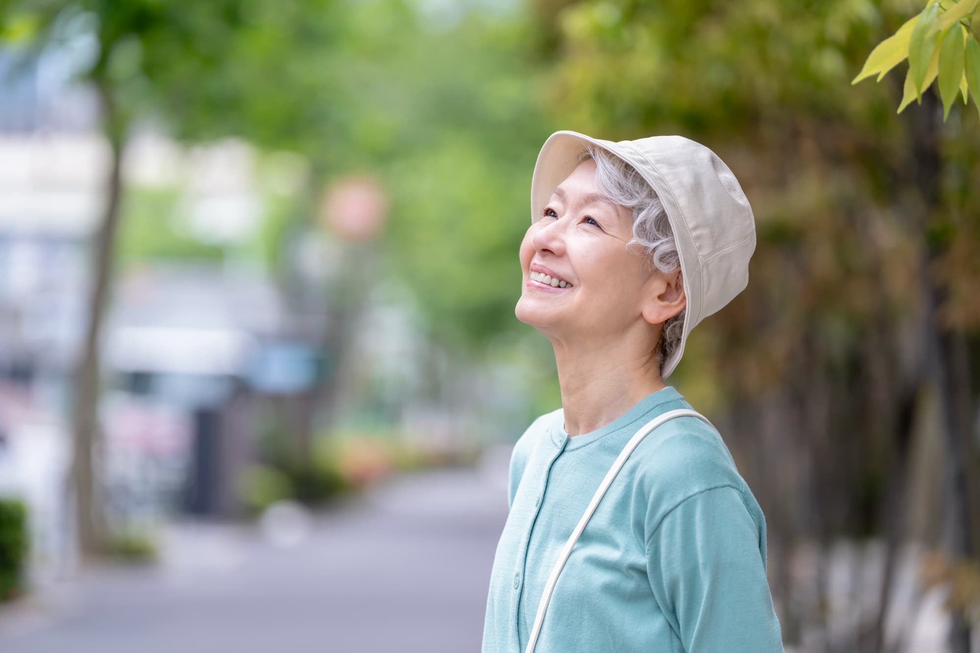 散歩を楽しむシニア女性
