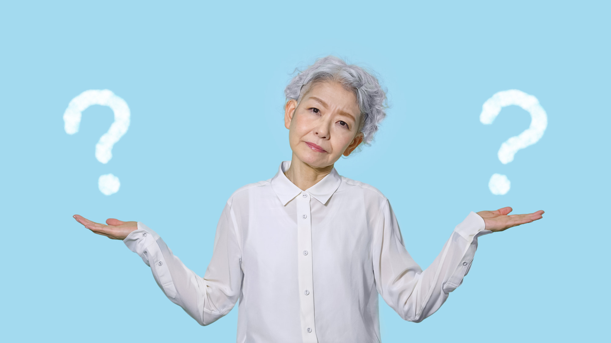 入れ歯は一本だけでも作れるか考えるシニア女性