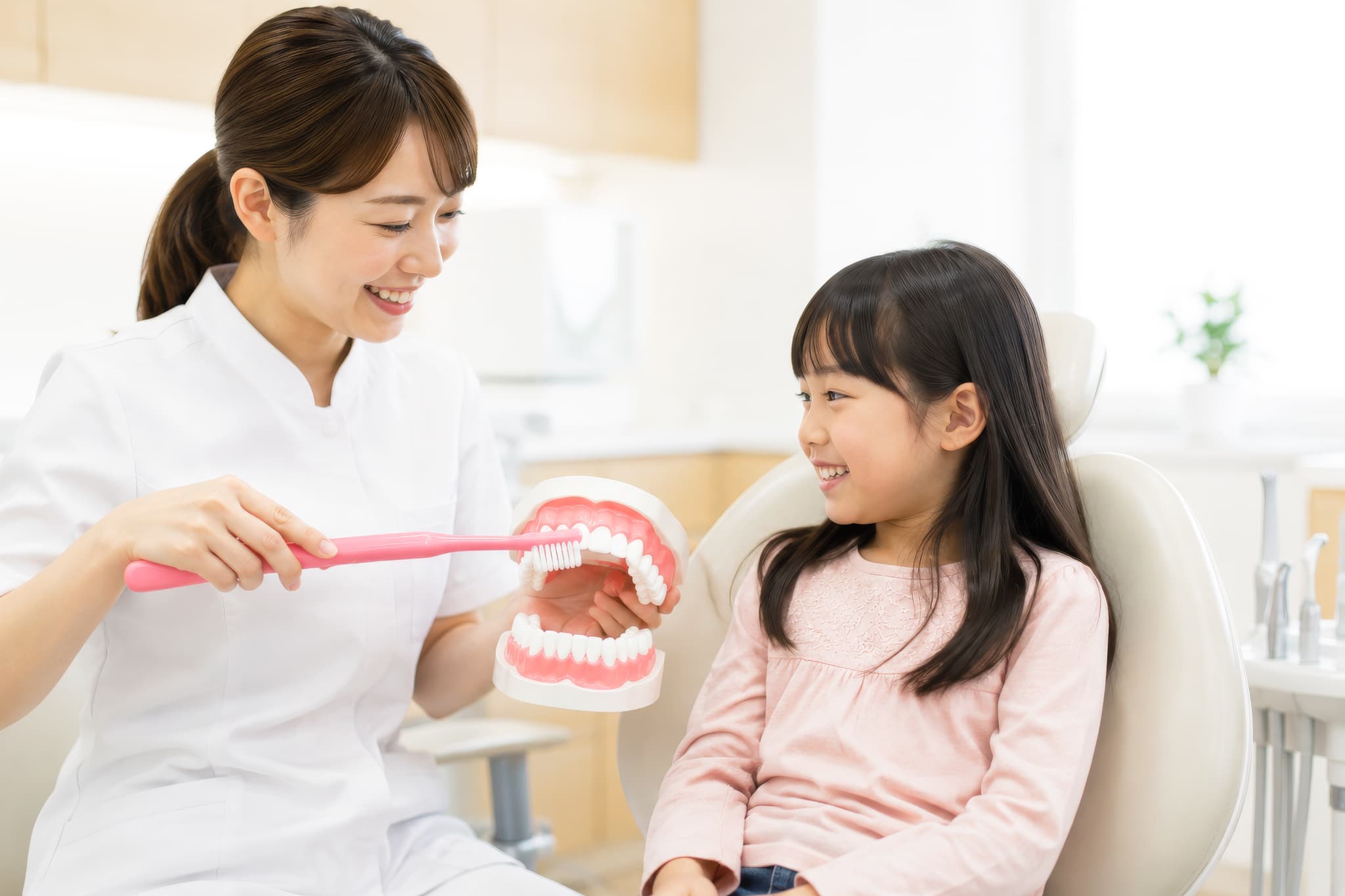 歯科検診でブラッシング指導を受ける女の子